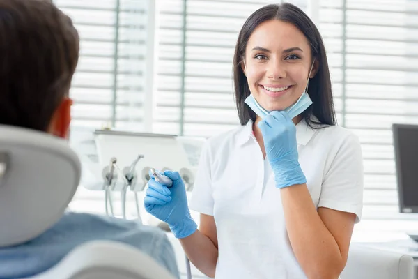 Vrouwelijke Tandarts Procedure Houden Tandheelkundige Boor Moderne Tandheelkundige Kliniek Kijken — Stockfoto