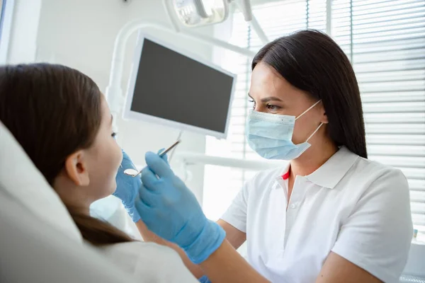 Zijaanzicht Van Arts Behandeling Van Kleine Patiënttanden Moderne Tandheelkundige Kliniek — Stockfoto