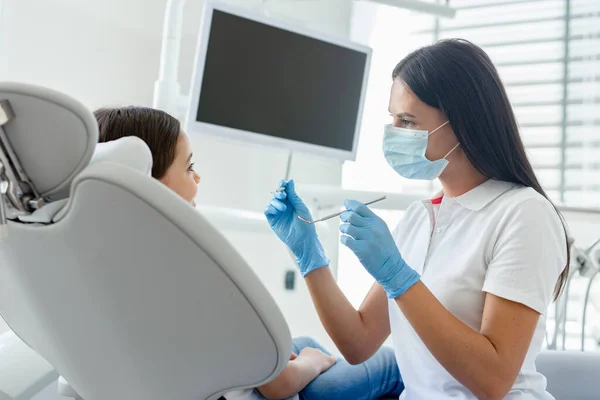 Zijaanzicht Van Tandarts Masker Onderzoeken Tanden Van Kleine Klant Het — Stockfoto