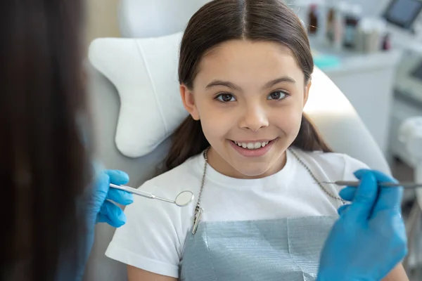 Médico Feminino Examinando Dentes Menina Hospital — Fotografia de Stock