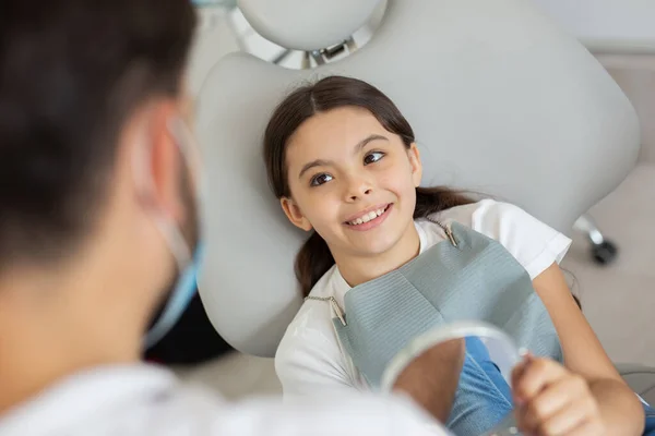 Retrato Menina Sentada Cadeira Dental Segurando Espelho Sobre Dentes Vista — Fotografia de Stock