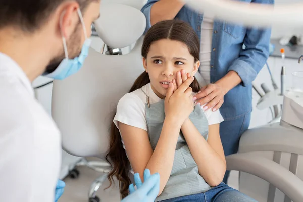 Little Patient Toothache Male Doctor Sitting Dental Chair While Mother — Stock Photo, Image
