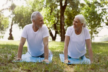 Güçlü yaşlı çift dışarıda antrenman yaparken birbirlerini sevdiklerini ifade ediyorlar.