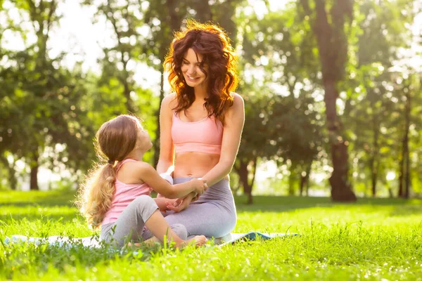 Mulher Atraente Menina Pequena Sentada Tapete Mãos Dadas Parque Durante — Fotografia de Stock