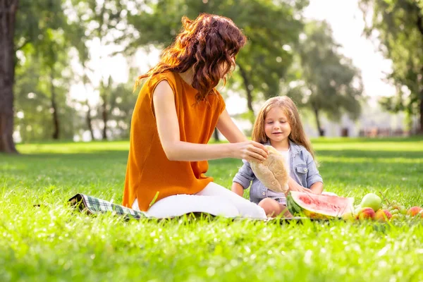 Mãe Filha Bonito Sentado Cobertor Piquenique Preparar Comida — Fotografia de Stock