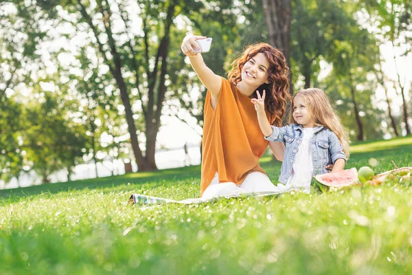 Atrakcyjna Kobieta Dziewczyna Biorąc Selfie Parku Siedzi Kocu Piknikowym — Zdjęcie stockowe