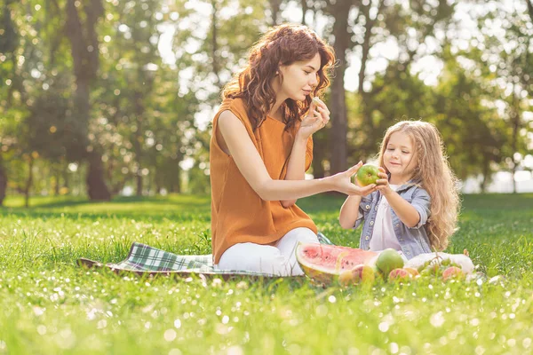 Menina Pequena Com Mamãe Tendo Frutas Piquenique Parque — Fotografia de Stock