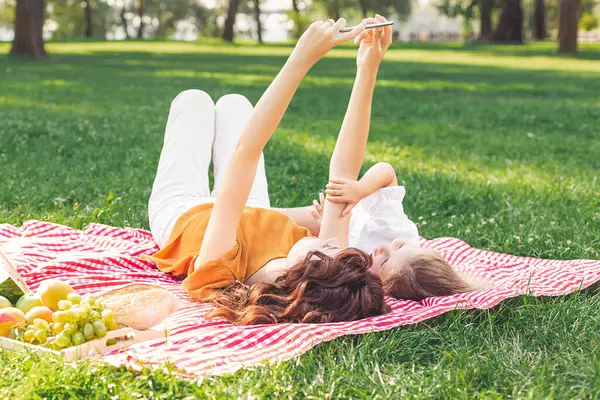 Mulher Menina Tomando Selfie Smartphone Enquanto Deitado Cobertor Piquenique Parque — Fotografia de Stock