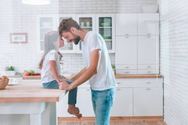 Masada oturan beyaz bir kız ve babam yan gözle birbirlerine bakıyorlar.