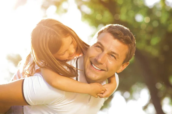 Fille Piggyback Équitation Son Sourire Père Dans Parc — Photo