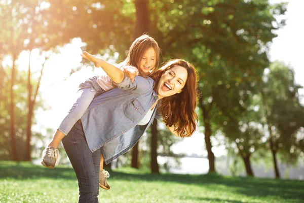 Menina Alegre Piggyback Equitação Mulher Parque Passar Tempo Juntos — Fotografia de Stock