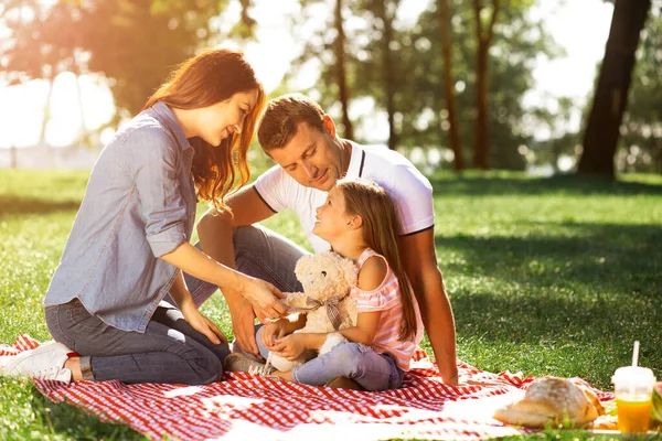 Pais Passar Tempo Juntos Com Filha Parque — Fotografia de Stock