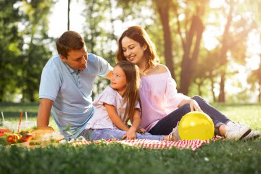 Aile gündüz vakti parkta birlikte vakit geçirir.