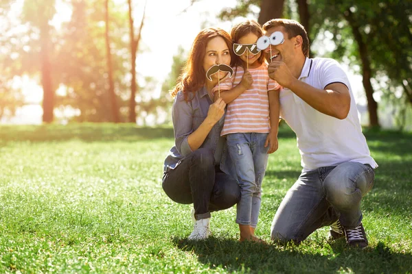 Menina Mulher Homem Usando Máscaras Papel Engraçado Nas Varas Parque — Fotografia de Stock