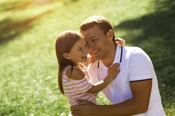 Petite Fille Embrassant Son Papa Dans Parc Avec Fond Flou — Photo