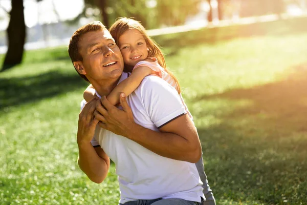 Menina Piggyback Equitação Homem Parque Passar Tempo Juntos — Fotografia de Stock