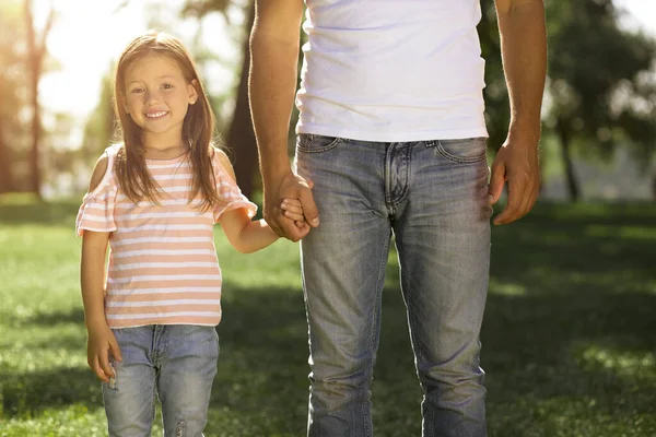 Adorável Menina Com Pai Parque Mãos Dadas — Fotografia de Stock