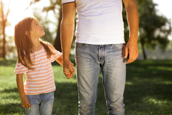 Fille Mignonne Regardant Son Père Dans Parc Plan Recadré — Photo