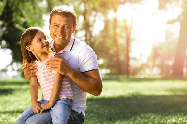 Papai Abraçando Sua Menina Parque Dia Ensolarado Sorrindo Para Câmera — Fotografia de Stock