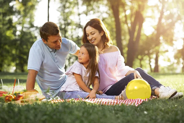 Família Passar Tempo Juntos Parque Durante Dia — Fotografia de Stock