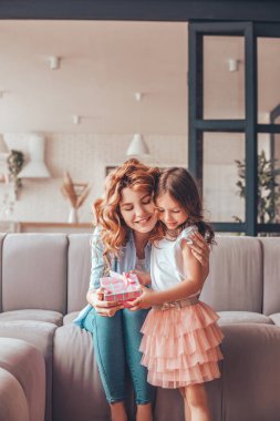 Anneler Günü 'nde evde hediye alan mutlu anne.