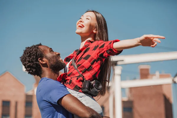 Afro Américain Homme Tenant Asiatique Femme Sur Les Mains Extérieur — Photo