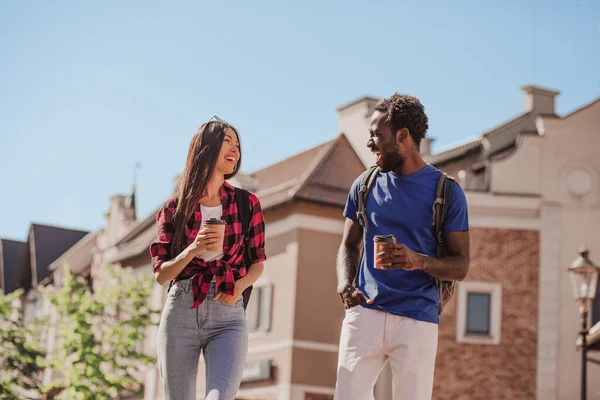 Turistas Con Tazas Café Caminando Por Calle Riendo — Foto de Stock