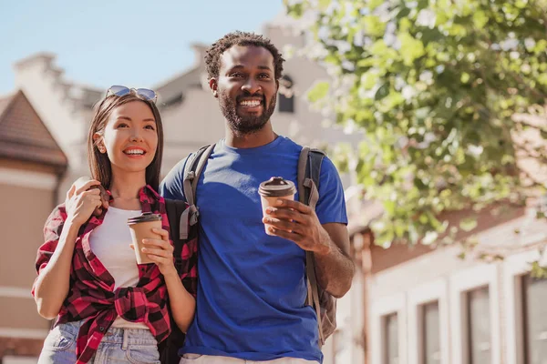 Sorrindo Jovem Mulher Homem Andando Cidade Com Xícaras Café — Fotografia de Stock