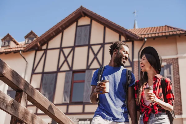 Pareja Multirracial Caminando Por Ciudad Con Tazas Café Mirándose —  Fotos de Stock