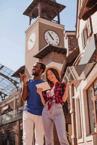 Multiraciální Turisté Při Pohledu Muže Digitálním Tabletu Městě — Stock fotografie