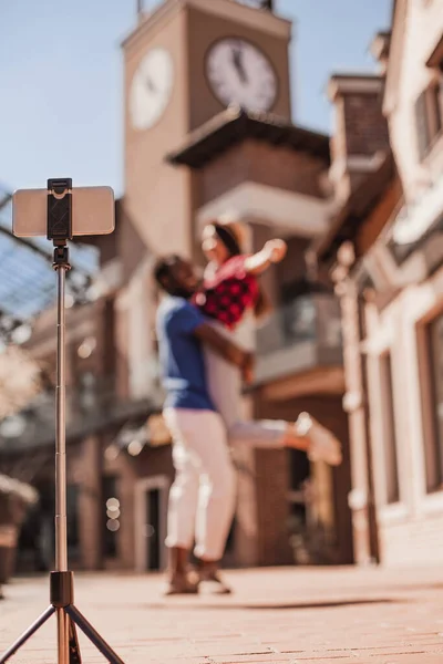 女朋友和男朋友在街上用三脚架用智能手机拍照 — 图库照片