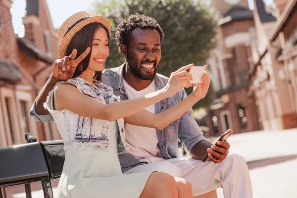 Mujer Joven Hombre Tomando Selfie Teléfono Inteligente Aire Libre Sentado —  Fotos de Stock