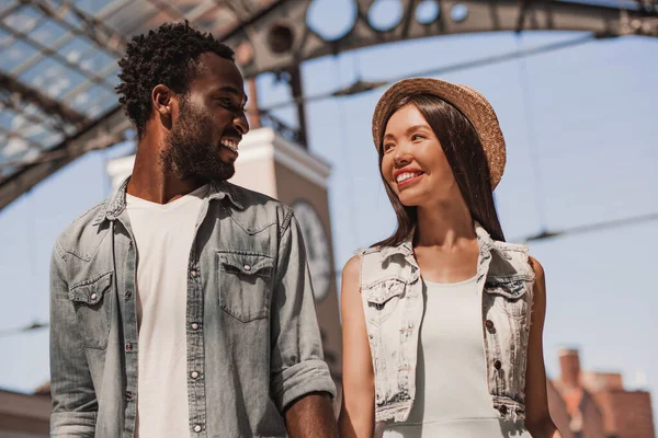 Retrato Hombre Afroamericano Feliz Mirando Novia Asiática Centro Comercial — Foto de Stock