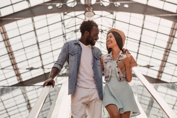 Junger Mann Und Frau Schauen Sich Auf Rolltreppe Einkaufszentrum — Stockfoto