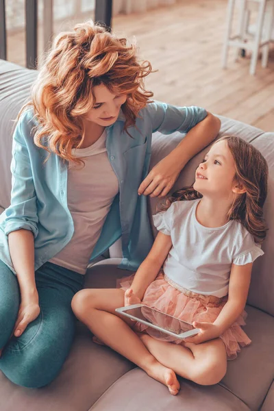 Vista Laterale Ritratto Bambina Che Punta Con Dito Mostra Qualcosa — Foto Stock