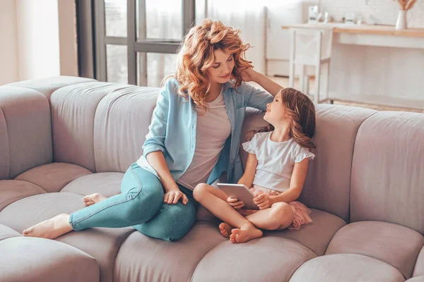 Vista Laterale Ritratto Bambina Che Punta Con Dito Mostra Qualcosa — Foto Stock