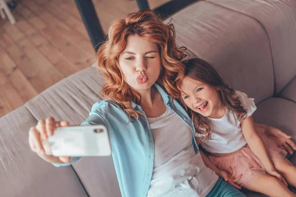 Vista Aerea Sorridente Figlia Madre Scattare Selfie Smartphone Soggiorno — Foto Stock