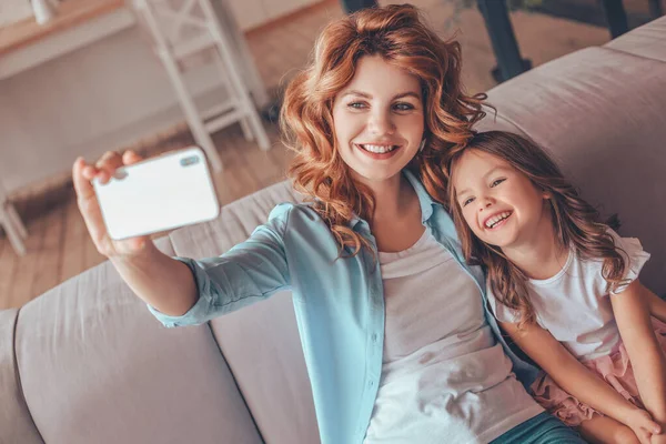 Figlia Madre Scattare Selfie Smartphone Seduti Sul Divano Casa — Foto Stock