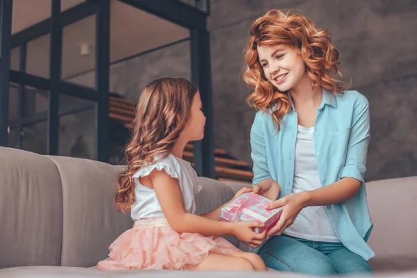 Allegra Ragazza Che Regalo Sua Madre Seduta Sul Divano Casa — Foto Stock