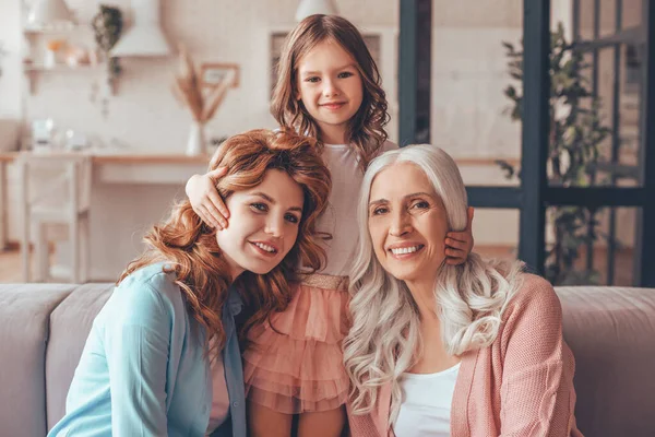 Ragazza Carina Sua Madre Nonna Sorridente Alla Macchina Fotografica Seduta — Foto Stock