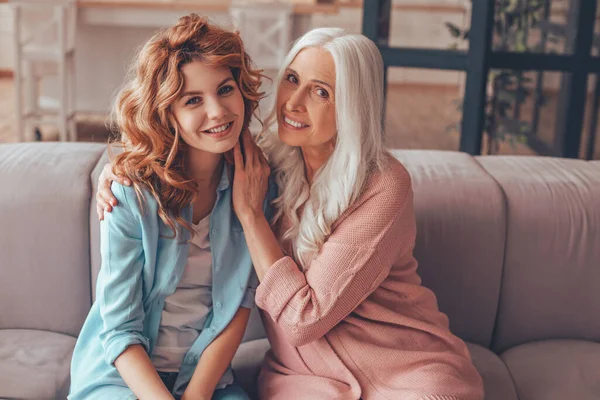 Ritratto Due Donne Sedute Sul Divano Che Sorridono Alla Telecamera — Foto Stock