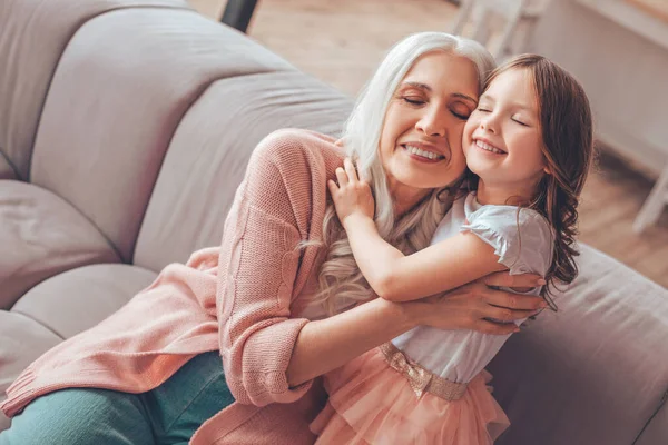 Donna Anziana Seduta Sul Divano Abbracciare Piccola Ragazza Con Gli — Foto Stock