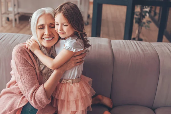 Piccola Ragazza Nonna Che Abbracciano Sul Divano Soggiorno — Foto Stock