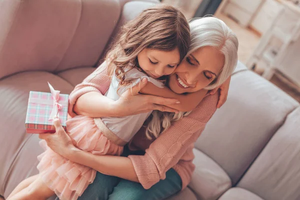 Allegra Nipote Che Abbraccia Nonna Con Presente Mano Casa — Foto Stock