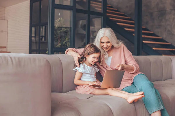 Nonna Nipote Sedute Sul Divano Utilizzando Computer Portatile Casa — Foto Stock