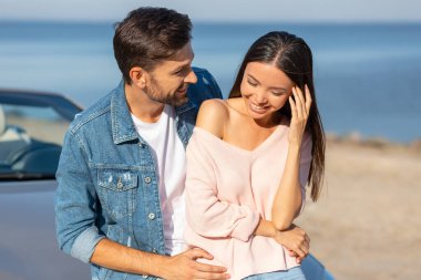 Birbirini seven mutlu çiftin ön görüntüsü.