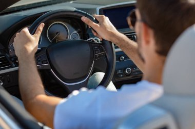 Cabriolet kullanan beyaz adamın arka görüntüsü