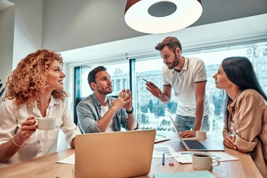 İş adamları konferans odasında fikir alışverişinde bulunuyor. İş adamları ofiste proje planlarından bahsediyorlar.