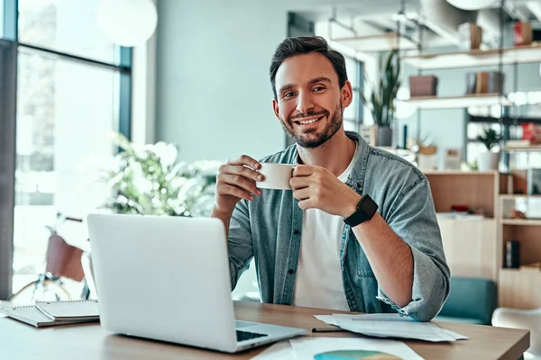 Усміхнений Бізнесмен Каву Кафе Дивиться Камеру Щасливий Чоловік Працює Ноутбуком — стокове фото