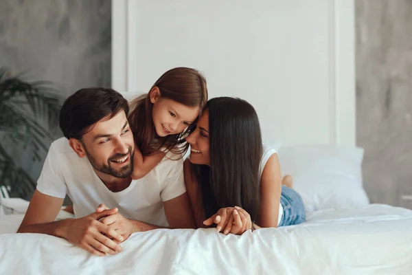 Bella Bambina Coccole Tra Mamma Papà Mentre Giaceva Letto Con — Foto Stock